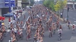 Cursă pe biciclete în PIELEA GOALĂ. Ce mesaj au transmis cicliştii VIDEO