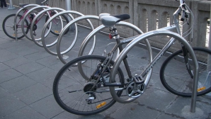 Soluţie ingenioasă pentru parcarea bicicletelor