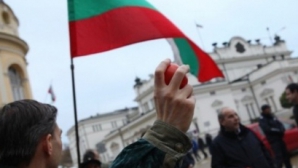 Protest cu ouă şi roşii în Bulgaria. Manifestanţii au blocat căile de acces către Parlamentul ţării