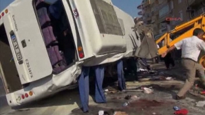 Excursie cu final TRAGIC! Un autobuz cu turişti s-a răsturnat într-o curbă periculoasă VIDEO
