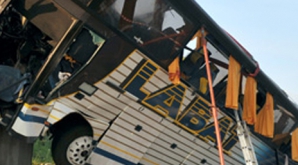 Un autobuz cu 40 de copii s-a răsturnat într-un şanţ în Germania. Cel puţin o persoană a murit, iar alte trei sunt grav rănite 