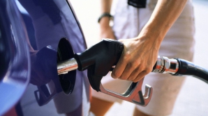 Vindea motorină ieftină, dar când a văzut poliţiştii în prag a spart o cisternă ca să scape de combustibil (VIDEO)