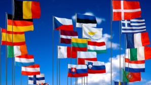 Uniunea Europeană va avea, de mâine, 28 de ţări membre, în urma a şapte valuri de extindere 