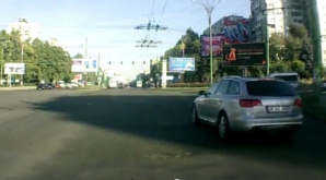 A traversat intersecţia la culoarea roşie a semaforului, chiar sub nasul poliţiştilor! (VIDEO)