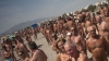 (FOTO) Record mondial la nudism: Peste 700 de oameni s-au aventurat goi-puşcă în valurile mării 