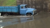 Şoferi care nu se tem de ape! Ignoră indicaţiile poliţiştilor şi se aventurează pe străzile inundate