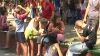 Distracţie la maxim în taberele de odihnă. Copiii practică diferite sporturi, se scaldă în bazin şi merg la discotecă (VIDEO)