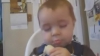 Băieţelul care mănâncă banane prin somn VIDEO