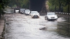 Străzi inundate, copaci căzuţi şi circulaţie blocată în capitală, în urma ploii de astăzi (FOTO)