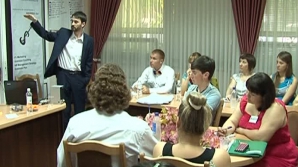 (VIDEO) La Chişinău se desfăşoară cursuri pentru tinerii oameni de afaceri