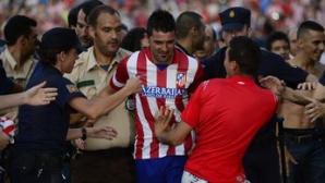 David Villa, evacuat de pe teren de poliţie, în timp ce era prezentat la Atletico (VIDEO)