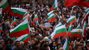 (VIDEO) Parlamentul Bulgariei, asediat de protestatari: Mai mulţi deputaţi, miniştri şi jurnalişti sunt blocaţi în clădire