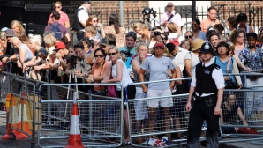 (VIDEO) Sute de britanici s-au adunat în faţa Spitalului Saint Mary pentru a celebra naşterea prinţului