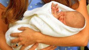 Prinţul de Cambridge a fost arătat lumii ÎN PREMIERĂ. William şi Kate încă nu au anunţat numele copilului (VIDEO)