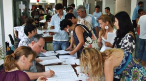 Tinerii moldoveni, dornici de a studia în România. În doar două zile au fost depuse peste 800 de dosare