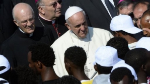 Papa Francisc efectuează o vizită istorică pe insula italiană Lampedusa 