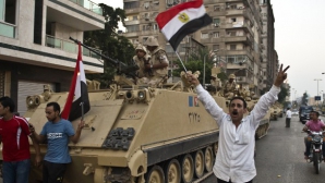 Armata din Egipt a anunţat că suspendă Constituţia 