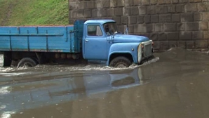 Şoferi care nu se tem de ape! Ignoră indicaţiile poliţiştilor şi se aventurează pe străzile inundate
