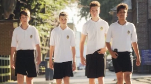 Protest cu băieţi în fuste. Au schimbat uniformele pe cele ale fetelor şi au mărşăluit prin şcoală (VIDEO)