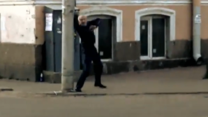 Chiar şi Jackie Chan ar fi invidios. VEZI ce face un rus, care a băut prea mult