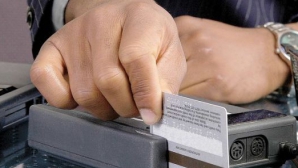 Moldovenii au efectuat mai multe plăţi cu cardul, în prima jumătate a acestui an