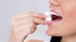 Nu o să-ţi vină să crezi cu ce poţi înlocui guma de mestecat. Este la îndemâna tuturor 