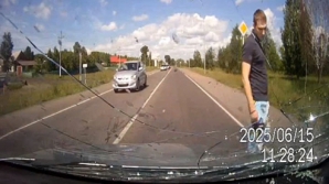 (VIDEO) Scene de împerechere în mijlocul străzii. Un şofer a făcut accident din cauza unui BOU neatent