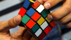 Record mondial! Un australian de 17 ani a rezolvat cel mai repede cubul Rubik (VIDEO)