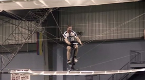 (VIDEO) Elicopter ridicat de la pământ cu ajutorul unei biciclete. Inventatorii au câştigat premiul mare la un concurs