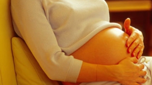 Au dreptul la servicii medicale gratuite, dar sunt impuse să plătescă. Cum sunt tratate femeile însărcinate în Moldova