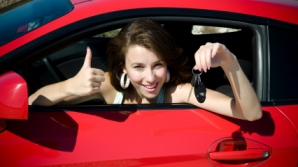 VIDEO HAIOS. "Ţi-ai uitat cheile în uşă"! Câţiva tineri s-au amuzat copios pe seama unor şoferi