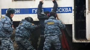 Raiduri de amploare în pieţele din Moscova: Aproape 500 de persoane au fost reţinute (VIDEO)