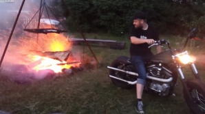 Cum să aprinzi focul pentru grătar cu un Harley Davidson (VIDEO)