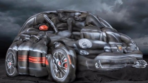 Fiat 500 Abarth, format din CORPURI DE FEMEI, la propriu VIDEO