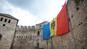 Drapelul Republicii Moldova, arborat pe Cetatea Sorocii. "Trebuie să ne mândrim cu tricolorul, imnul şi ţara noastră" FOTO