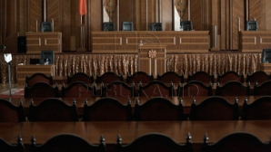 Parodie muzicală despre vacanţa deputaţilor. "Da' noi ne-am dus, dus şi v-am propus..." ASCULTĂ AICI