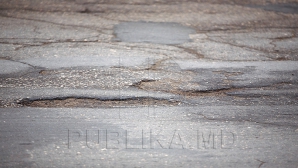 Drumul din Durleşti, care face legătură cu şoseaua Balcani, arată ca după război. Ce spun autorităţile (VIDEO)