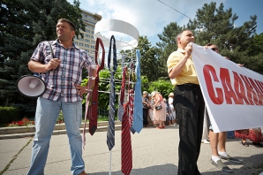 Preşedintele Georgiei, întâmpinat cu proteste la Chişinău. "Mişa, ia o cravată şi 'давай до свидания!'" (FOTO) 