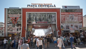 Vânzătorii din Piaţa Centrală din capitală au declarat război comercianţilor ambulanţi