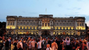 Sărbătoarea continuă în Marea Britanie: Bebeluşul regal a fost primit cu salve de tun 