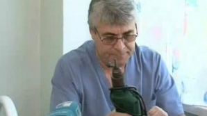 SE ÎNTÂMPLĂ ÎN CHIŞINĂU! Un grup de chirurgi operează copiii cu instrumente folosite la construcţia caselor (VIDEO)