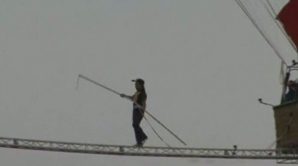 (VIDEO) Cel mai rapid om la înălţime. A mers 18 metri deasupra pământului, în mai puţin de un minut VIDEO