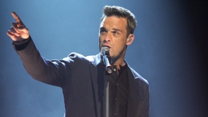 VIDEO! Robbie Williams a pupat FUNDUL unei admiratoare pe scenă