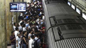 (VIDEO) COŞMAR! Cum arată o stație de metrou din China în orele de vârf