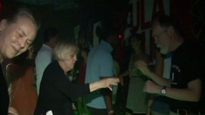 (VIDEO) Au transformat pauza de masă într-o petrecere de proporţii. Zeci de oameni au dansat şi s-au distrat în club