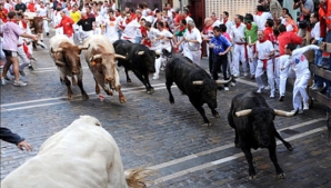 IMAGINI DRAMATICE! Zeci de persoane au fost rănite în timpul cursei cu tauri de la Pamplona