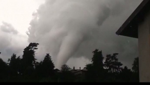 Nordul Italiei, lovit de o tornadă: Cel puţin 12 persoane au fost rănite, iar zeci de clădiri - avariate