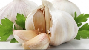 Proprietăţi uimitoare ale usturoiului: Poate reduce efectele adverse ale chimioterapiei şi radioterapiei 