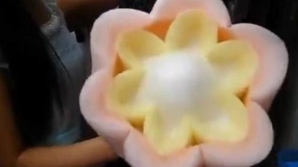 (VIDEO UIMITOR) Un chinez transformă vata de zahăr într-o floare