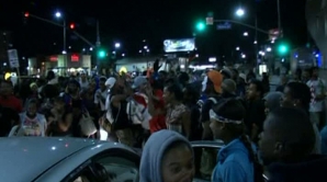 Sute de tineri din Los Angeles au vandalizat maşini şi au spart geamuri (VIDEO)